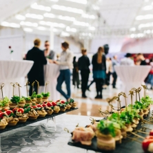 Van walking dinner tot foodtruck: culinaire trends voor jullie bruiloft