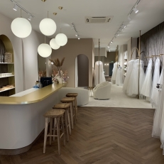  Laliza Bridal Boutique Trouwjurken met bijpassende bruidsaccessoires