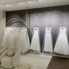  Laliza Bridal Boutique Trouwjurken met bijpassende bruidsaccessoires