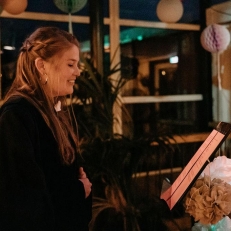 trouwambtenaar Trouwambtenaar Annemiek persoonlijke en frisse ceremonie