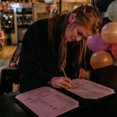 trouwambtenaar Trouwambtenaar Annemiek persoonlijke en frisse ceremonie