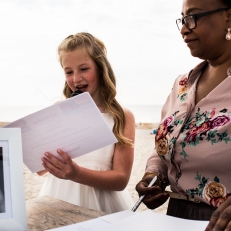 trouwambtenaar Trouwambtenaar Mildred Nijhove liefde is leven - leven is liefde