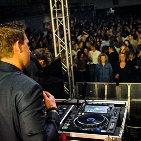 Bruiloft-muziek Feest DJ Douwe Hoekstra Bruiloft-muziek Feest DJ Douwe Hoekstra