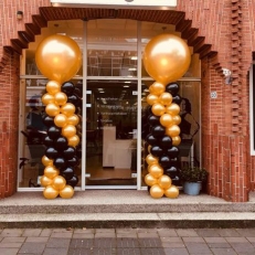  Ballonvertier Decoratie en Partyverhuur Ballonnenbogen, slingers rode lopers en meer