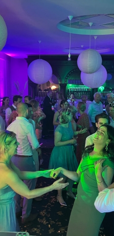 Bruiloft-muziek DJhurenGelderland.nl Bruiloft-muziek DJhurenGelderland.nl