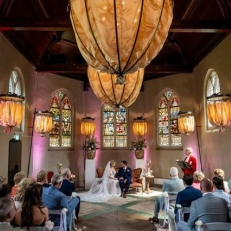 trouwambtenaar Trouwmevrouw Miryam kies voor een onvergetelijke trouwceremonie