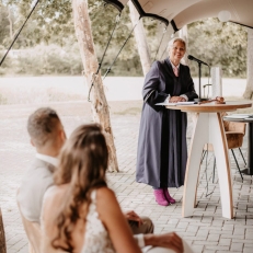 trouwambtenaar Rely on me trouwceremonie met een lach en een traan