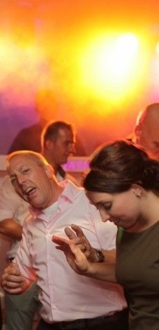 Bruiloft-muziek De Bruiloft Feest DJ Bruiloft-muziek De Bruiloft Feest DJ