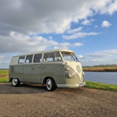 trouwvervoer Oldtimer Rides Stijlvol onderweg op jullie trouwdag met een vleugje nostalgie.