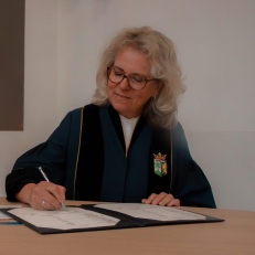 trouwambtenaar Karin Spreekt Persoonlijke trouwambtenaar met warme ceremonie
