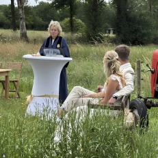 trouwambtenaar Karin Spreekt Persoonlijke trouwambtenaar met warme ceremonie