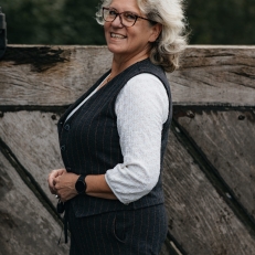 trouwambtenaar Karin Spreekt Persoonlijke trouwambtenaar met warme ceremonie