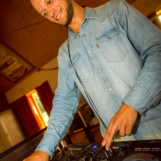 bruiloft-muziek DJ Thymo  De DJ voor een volle dansvloer