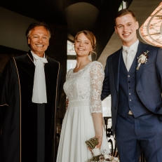 trouwambtenaar Trouwambtenaar Egon Oltmans Jullie grote JA, precies zoals jullie zijn