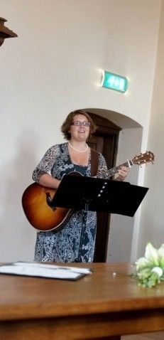 Trouwambtenaar Ellen Houben Gitaar & Zang Trouwambtenaar Ellen Houben Gitaar & Zang