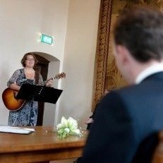 trouwambtenaar Ellen Houben Gitaar & Zang muziek klinkt als het geluid van gevoelens