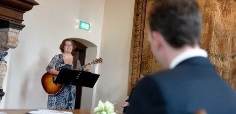 Trouwambtenaar Ellen Houben Gitaar & Zang Trouwambtenaar Ellen Houben Gitaar & Zang