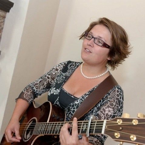 Trouwambtenaar Ellen Houben Gitaar & Zang Trouwambtenaar Ellen Houben Gitaar & Zang