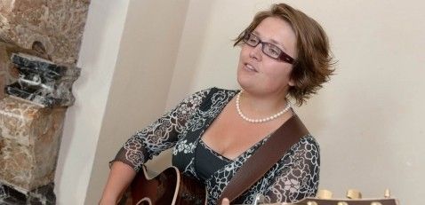 Trouwambtenaar Ellen Houben Gitaar & Zang Trouwambtenaar Ellen Houben Gitaar & Zang