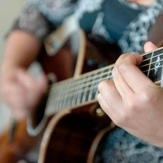 trouwambtenaar Ellen Houben Gitaar & Zang muziek klinkt als het geluid van gevoelens