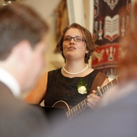 Trouwambtenaar Ellen Houben Gitaar & Zang Trouwambtenaar Ellen Houben Gitaar & Zang