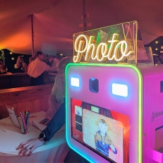  Schonewille Fotografie & Photobooth lekker je zelf zijn, ook op je trouwdag!