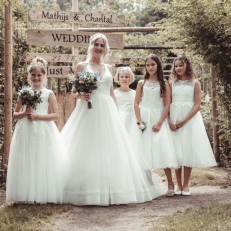 Kinderbruidskleding Gonnie's Kinderkleding Kinderbruidskleding Gonnie's Kinderkleding