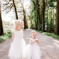 Kinderbruidskleding Gonnie's Kinderkleding Kinderbruidskleding Gonnie's Kinderkleding