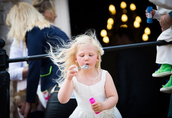 Bruidsmeisjes en bruidsjonkers op trouwdag