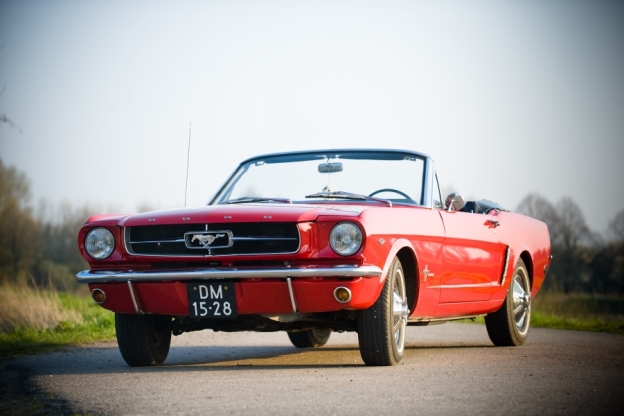 Romar Mustang Trouwvervoer Ford Mustang Cabrio '65 te huur voor bruiloften en partijen