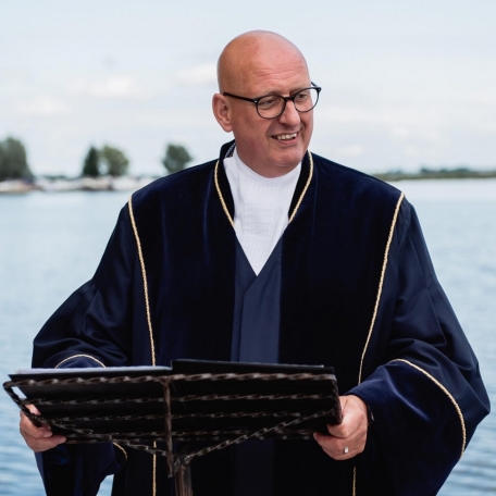 De rijdende trouwambtenaar ceremonie op maat!