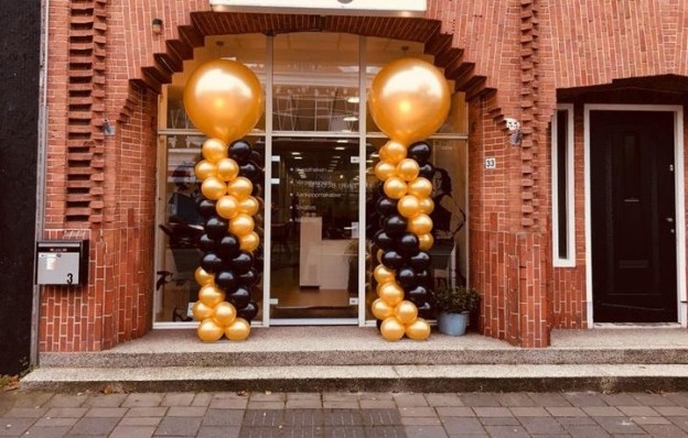 Ballonvertier Decoratie en Partyverhuur Ballonnenbogen, slingers rode lopers en meer