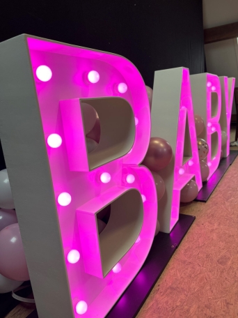 WD Verhuur lichtletters, photobooth, licht & geluid
