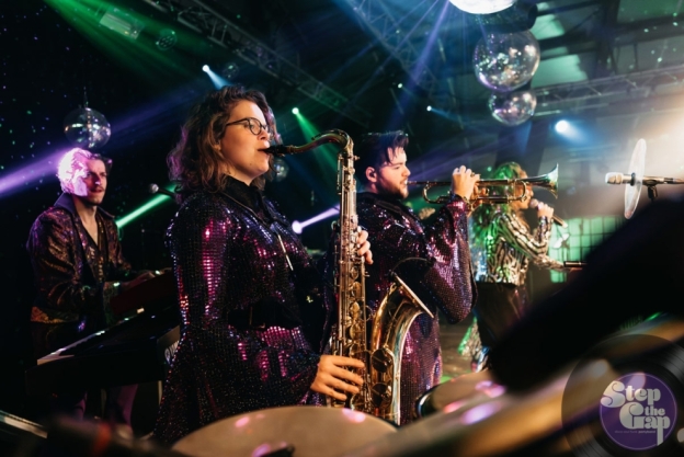 Step the Gap - Partyband Dé disco, soul & funk partyband voor jouw bruiloft