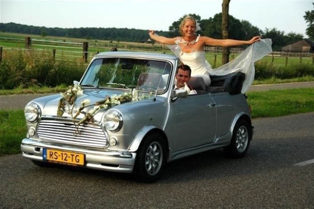 Mini trouwauto's.nl zelf rijden in een stoere en sportieve mini cabrio