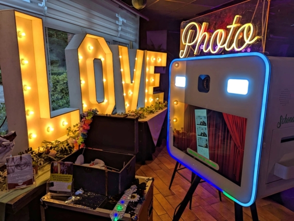 Schonewille Fotografie & Photobooth lekker je zelf zijn, ook op je trouwdag!
