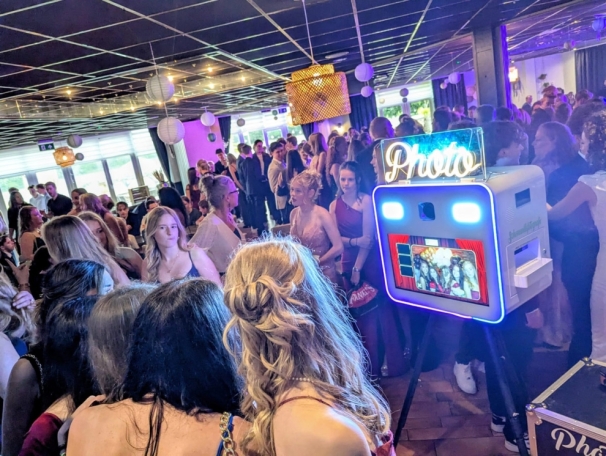 Schonewille Fotografie & Photobooth lekker je zelf zijn, ook op je trouwdag!